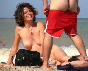 Imagem Mom and son getting ready for the nudist beach